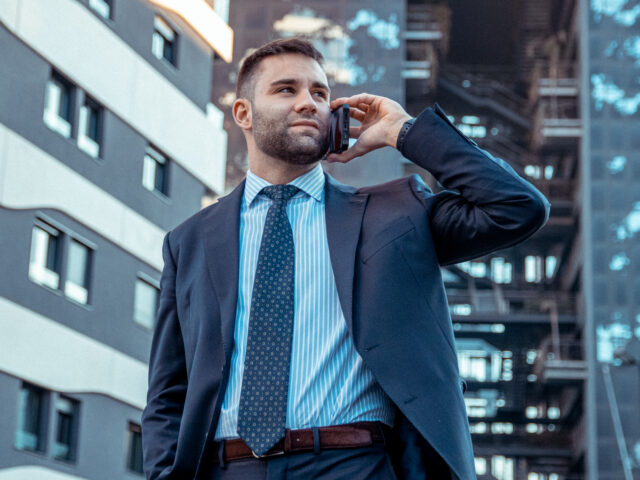 Asesor financiero Manel Pintado hablando por el móvil. Experto en calcular jubilación y ahorrar más