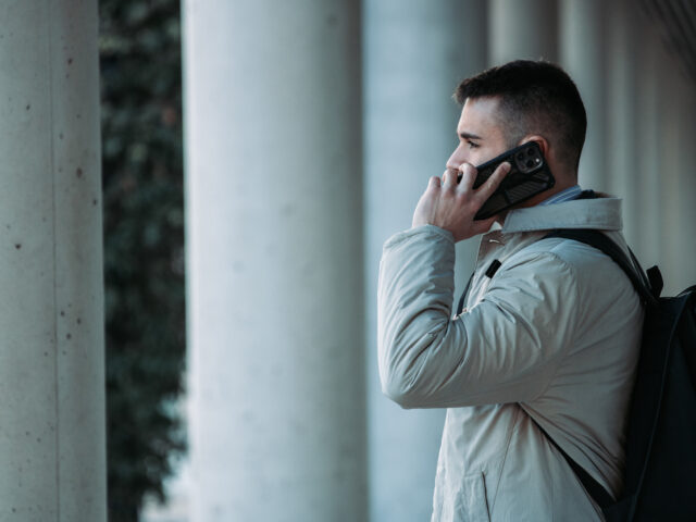 Hombre llamando por el móvil. Manel Pintado es un asesor financiero para particulares y empresas